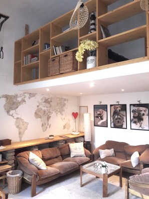 TV, books, computer monitors - Central apartment with free parking (Budapest)