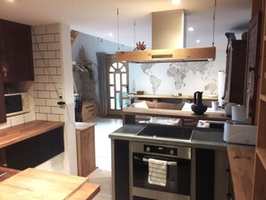 Fridge, microwave, oven, stovetop - Central apartment (Budapest)