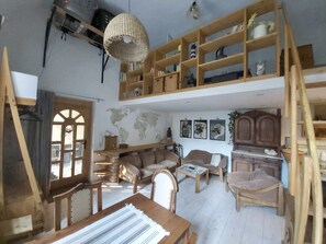 TV, books, computer monitors - Central apartment with free parking (Budapest)