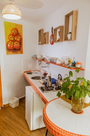 Kühlschrank, Wasserkocher mit Kaffee-/Teezubehör