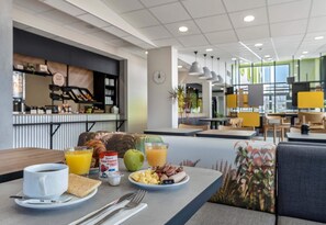 Tägliches Frühstücksbuffet gegen Gebühr
