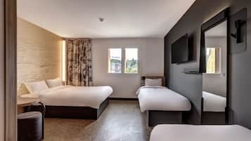 Habitación cuádruple | Escritorio, wifi gratis, ropa de cama