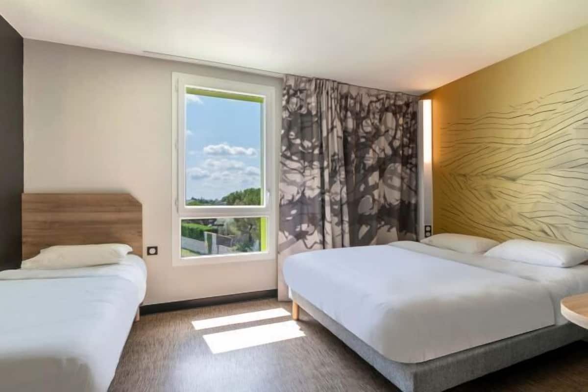 Desk, WiFi (free), bed sheets