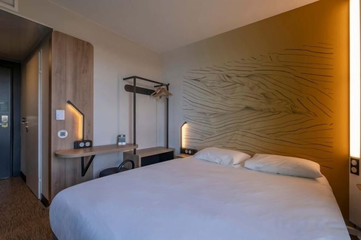 Desk, WiFi (free), bed sheets