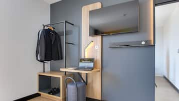 Escritorio, wifi gratis, ropa de cama