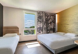 四人房 | 書桌、免費無線上網、床單