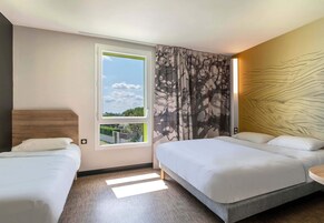 Habitación cuádruple | Escritorio, wifi gratis, ropa de cama