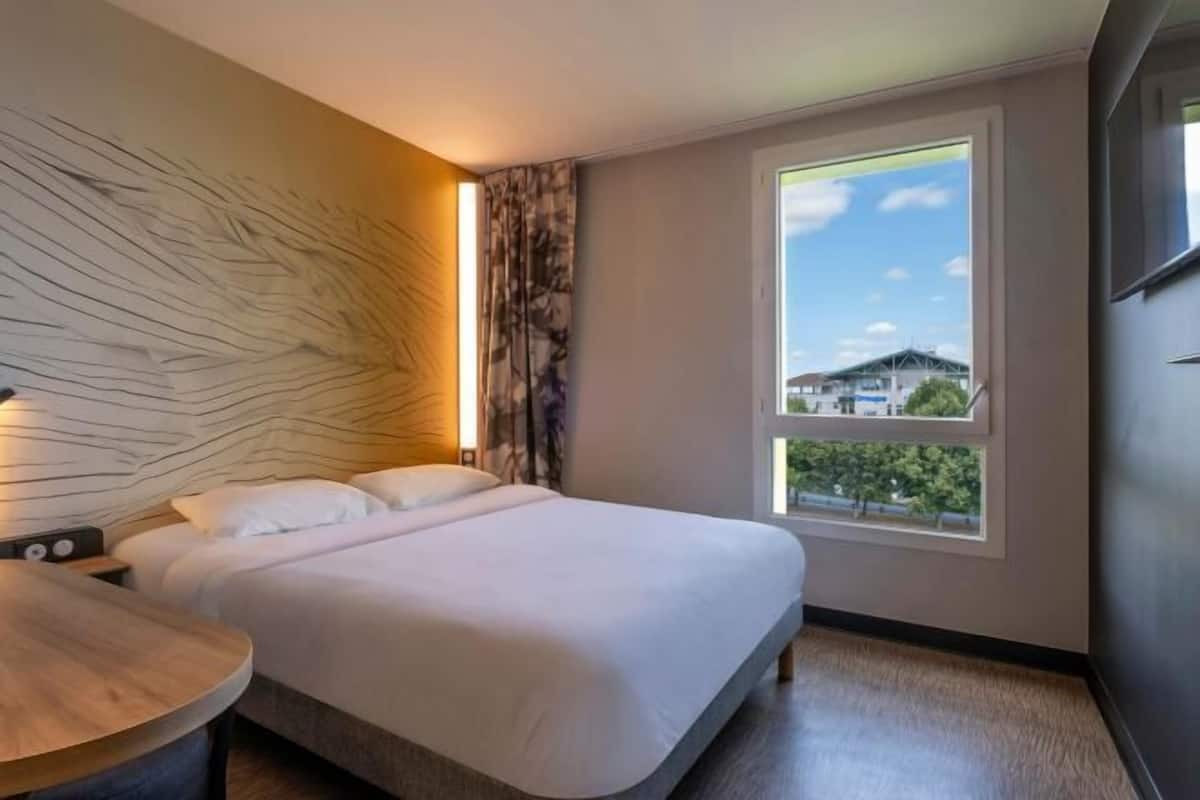Desk, WiFi (free), bed sheets