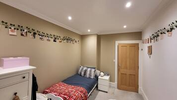 4 bedrooms, iron/ironing board, WiFi, bed sheets