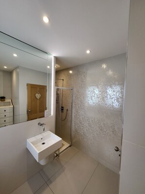Dusche, Haartrockner, Handtücher, Toilettenpapier