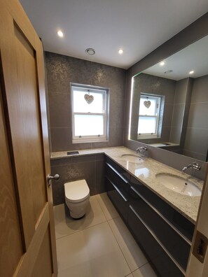 Dusche, Haartrockner, Handtücher, Toilettenpapier