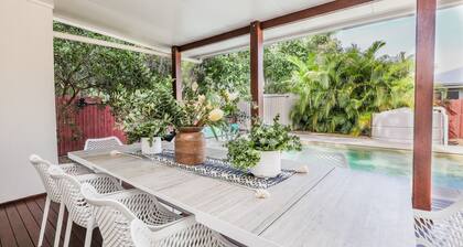 SANDY BURROWS - pool. air con, four bedrooms , boat parking, 1 outside pet.