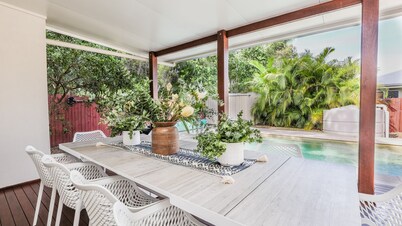 SANDY BURROWS - pool. air con, four bedrooms , boat parking, 1 outside pet.