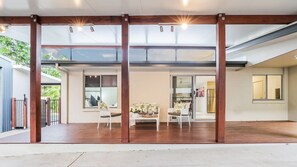 Outdoor dining - SANDY BURROWS -  pool. air con, four bedrooms , boat parking, 1 outside pet. (Agnes Water)