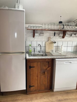 Casa de campo, varias camas | Cocina privada | Refrigerador, microondas, horno y parrilla de estufa 