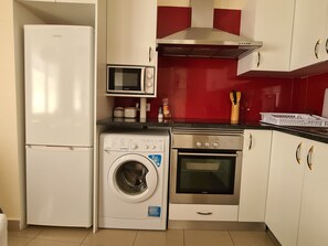 Kjøleskap, mikrobølgeovn, ovn og kokeplater