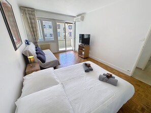 2 bedrooms, iron/ironing board, WiFi, bed sheets - Beautiful 2-BR flat + terraces - Cannes centre (Cannes)