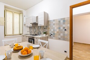 Frigorifero, forno, bollitore elettrico, pentole/stoviglie/utensili