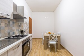 Frigorifero, forno, bollitore elettrico, pentole/stoviglie/utensili