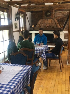 Cabaña, 1 cama Queen size | Restaurantes