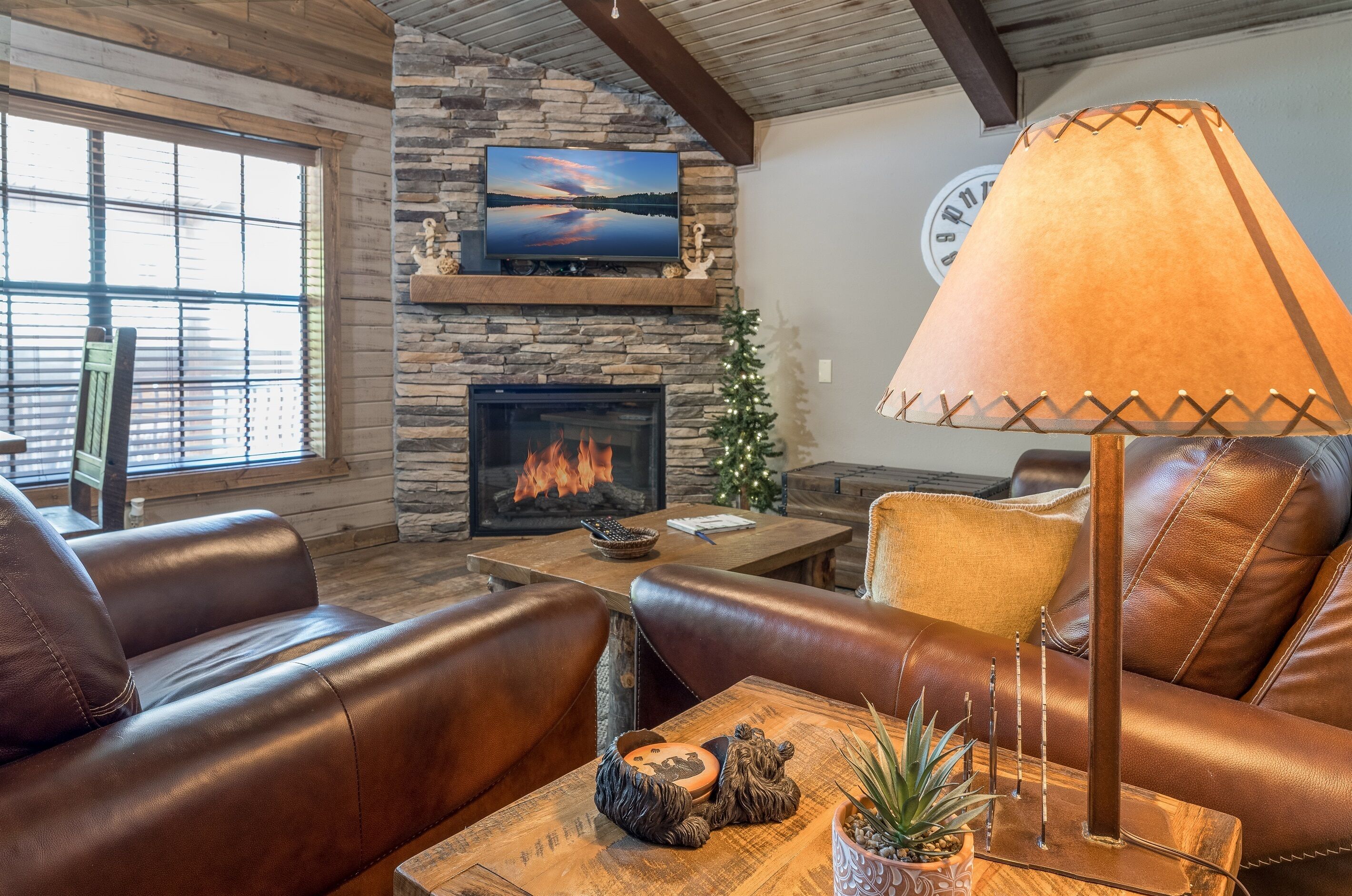 Lunker Bunker! 2 bedroom lakefront w/ boat slip