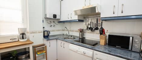 Fridge, microwave, stovetop, dishwasher