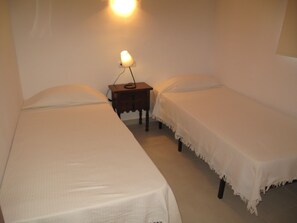 3 bedrooms, iron/ironing board, free WiFi, bed sheets - 1.5km from L'Ampolla Beach and town | Comfortable | 3 double bedrooms | (Teulada)