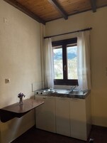Frigobar, placa de cocina, utensilios de cocina