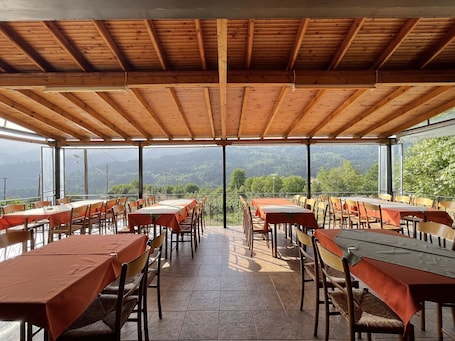 Free daily cooked-to-order breakfast. Ta livadia