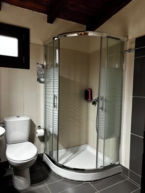 Comfort Double Room | Bathroom | Rainfall showerhead, towels - Ta livadia (Argithea)