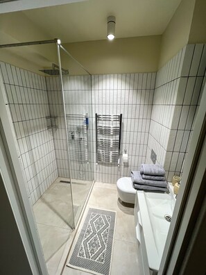 Dusj, hårføner, håndklær og såpe