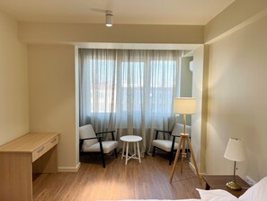 2 habitaciones, escritorio, tabla de planchar con plancha y wifi
