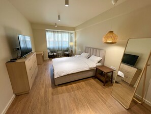 2 soverom, skrivebord, strykejern/-brett og wi-fi