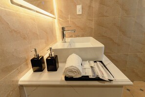 Douche, douche cascade, articles de toilette (gratuits)