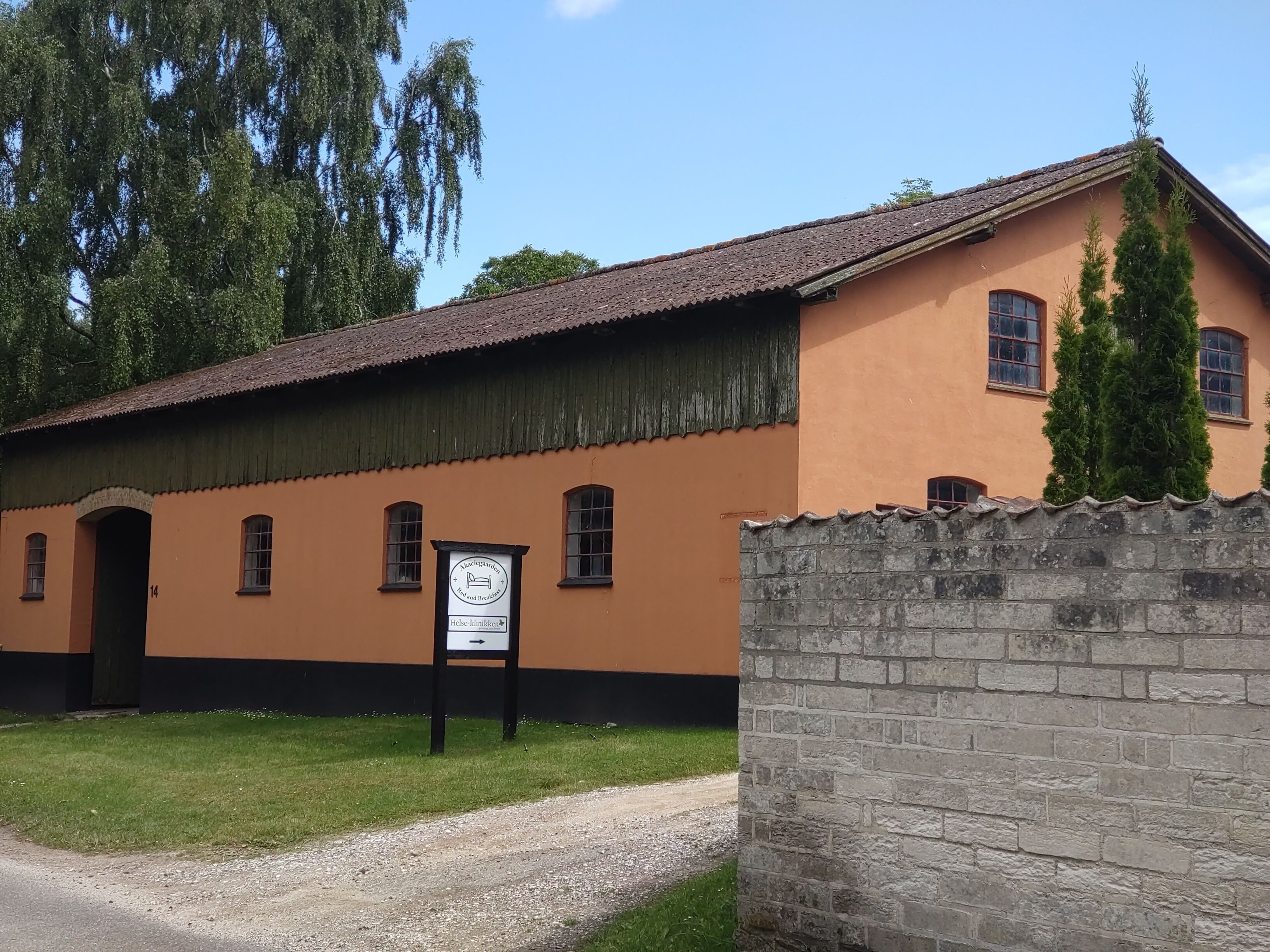 En byggnad med en skylt som visar att det är ett museum.