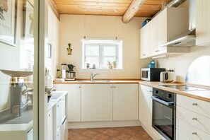 Full-size fridge, microwave, oven, stovetop