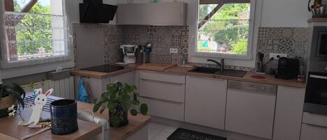 Kjøleskap, mikrobølgeovn, ovn og kokeplater