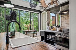 Kühlschrank, Mikrowelle, Ofen, Herdplatte