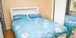 3 bedrooms, desk, iron/ironing board, free WiFi - The White House (Dudley)