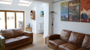 A living room with two leather sofas, a coffee machine, and a painting on the wall. - Close to beaches and town (Broadstairs)