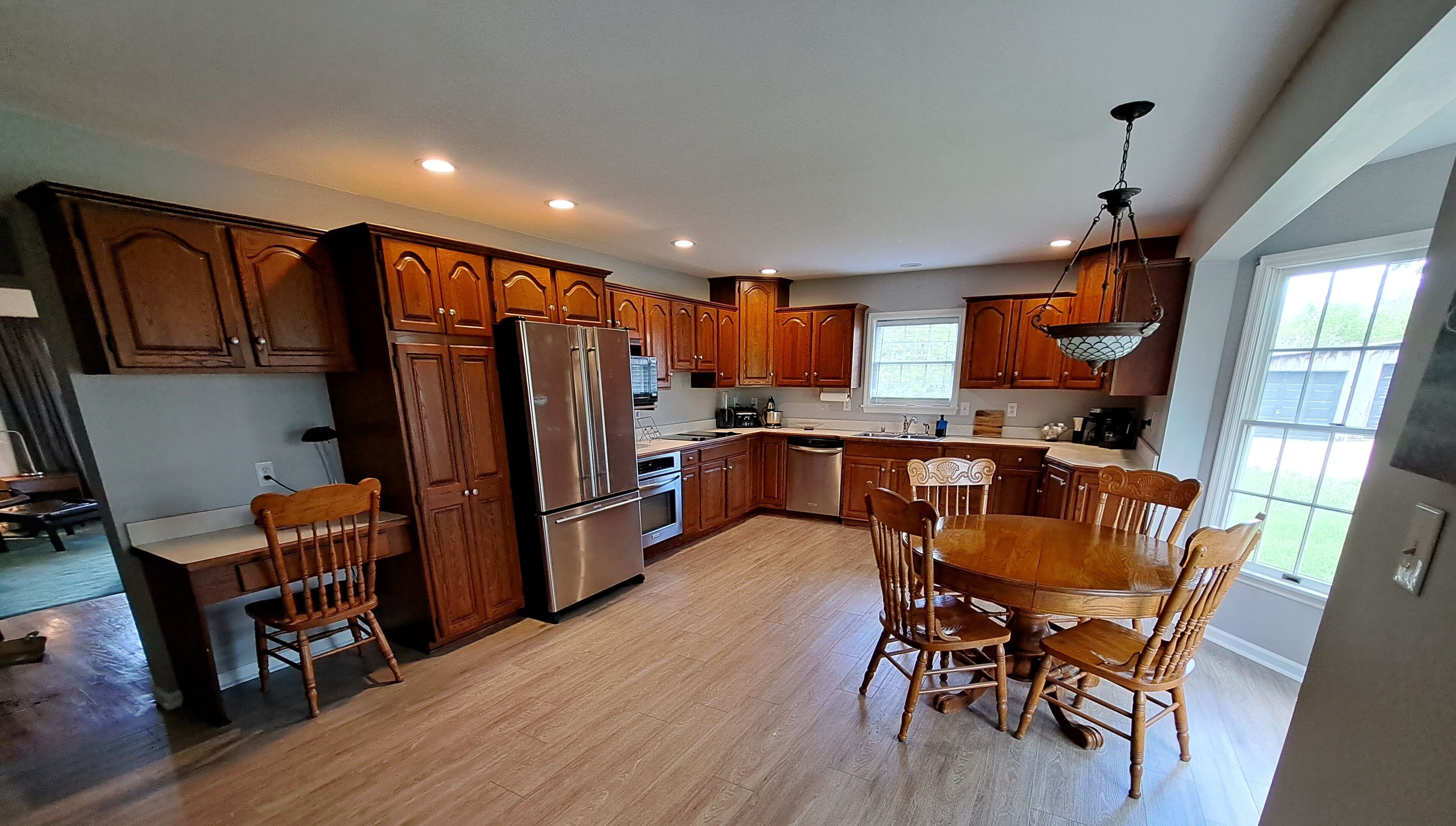 VERY PRIVATE 3BR HOUSE W/ POOL TABLE & AWESOME PORCHES. DOGS WELCOME!