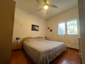 3 slaapkamers, reisbedje, wifi, beddengoed