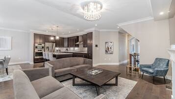 Vila Deluks | Area keluarga | Televisi LED 65-inci dengan saluran TV digital, TV, dan Netflix