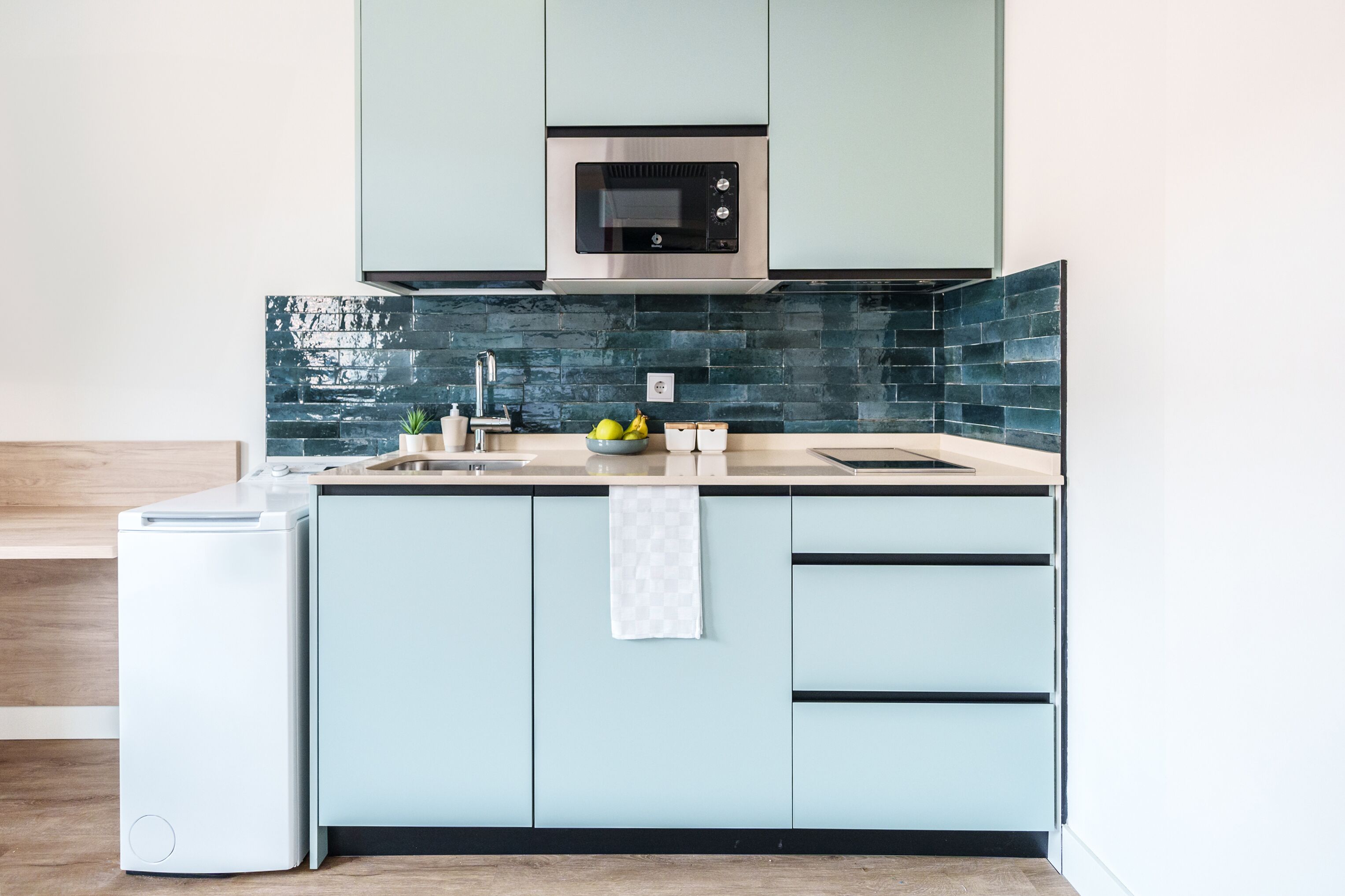 Comfort studio (Twin) | Privékeuken | Een broodrooster, een kookplaat, kookgerei, borden en bestek