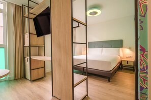 Family Studio | Down comforters, desk, laptop workspace, soundproofing - Spirit Apartamentos Valladolid Centro (Valladolid)