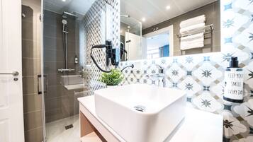 Comfort-studiolejlighed (Twin) | Badeværelse | Bruser, brusehoved med spredningseffekt, gratis toiletartikler