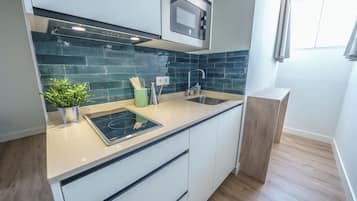 Estudio básico | Cocina privada | Tostadora, plancha de cocina y utensilios de cocina