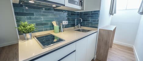 Basic Studio | Private kitchen | Toaster, griddle, cookware/dishes/utensils