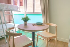 Family Studio | Living area | Flat-screen TV - Spirit Apartamentos Valladolid Centro (Valladolid)