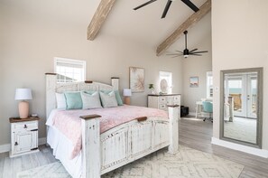 4 bedrooms, desk, iron/ironing board, free WiFi - Beach Bliss | Amazing Views | Games | Toys | Pets (Crystal Beach)